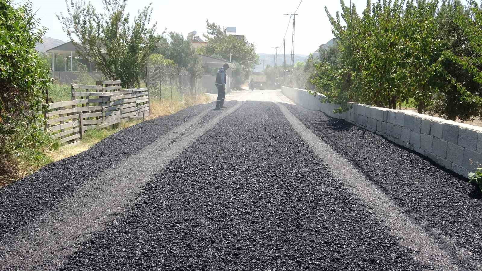 Adım attıkları yerden alev çıkan asfalt işçileri zorlu mesaiyi kavurucu sıcakta sürdürüyor