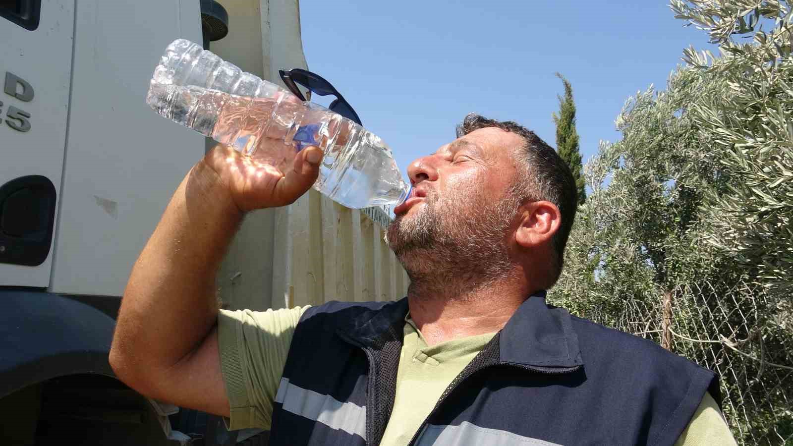 Adım attıkları yerden alev çıkan asfalt işçileri zorlu mesaiyi kavurucu sıcakta sürdürüyor