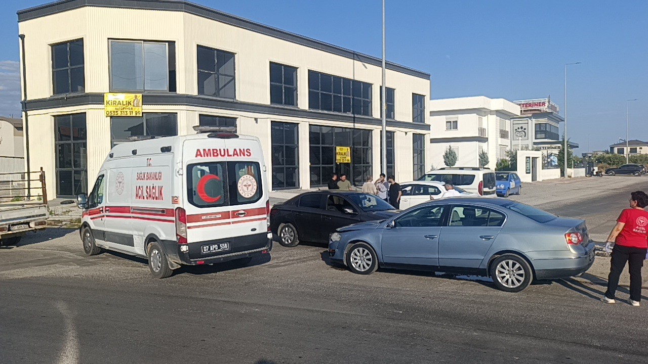 İki otomobilin kavşakta çarpışma anı kamerada