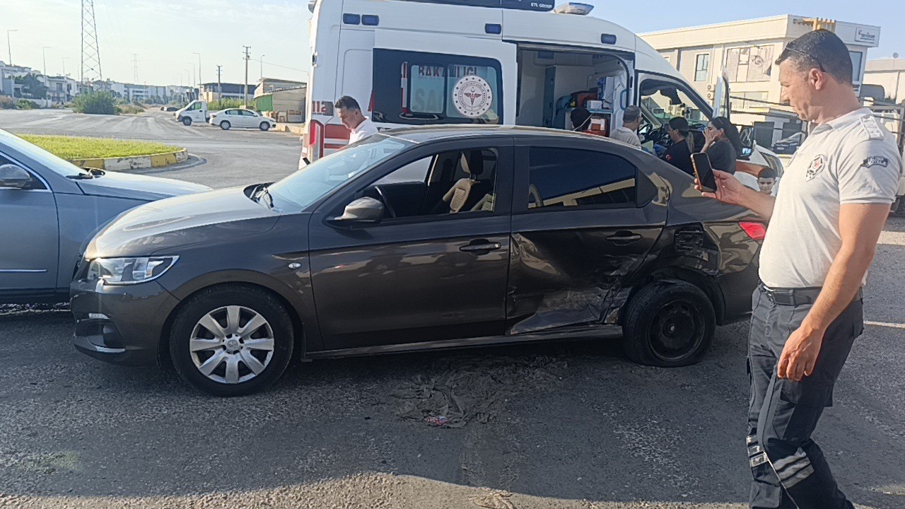 İki otomobilin kavşakta çarpışma anı kamerada