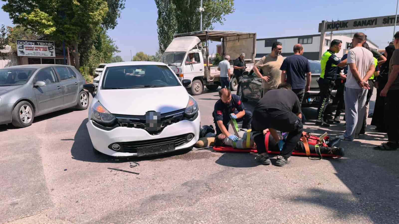 İki otomobil ile çarpışan motosiklet sürücüsü yaralandı