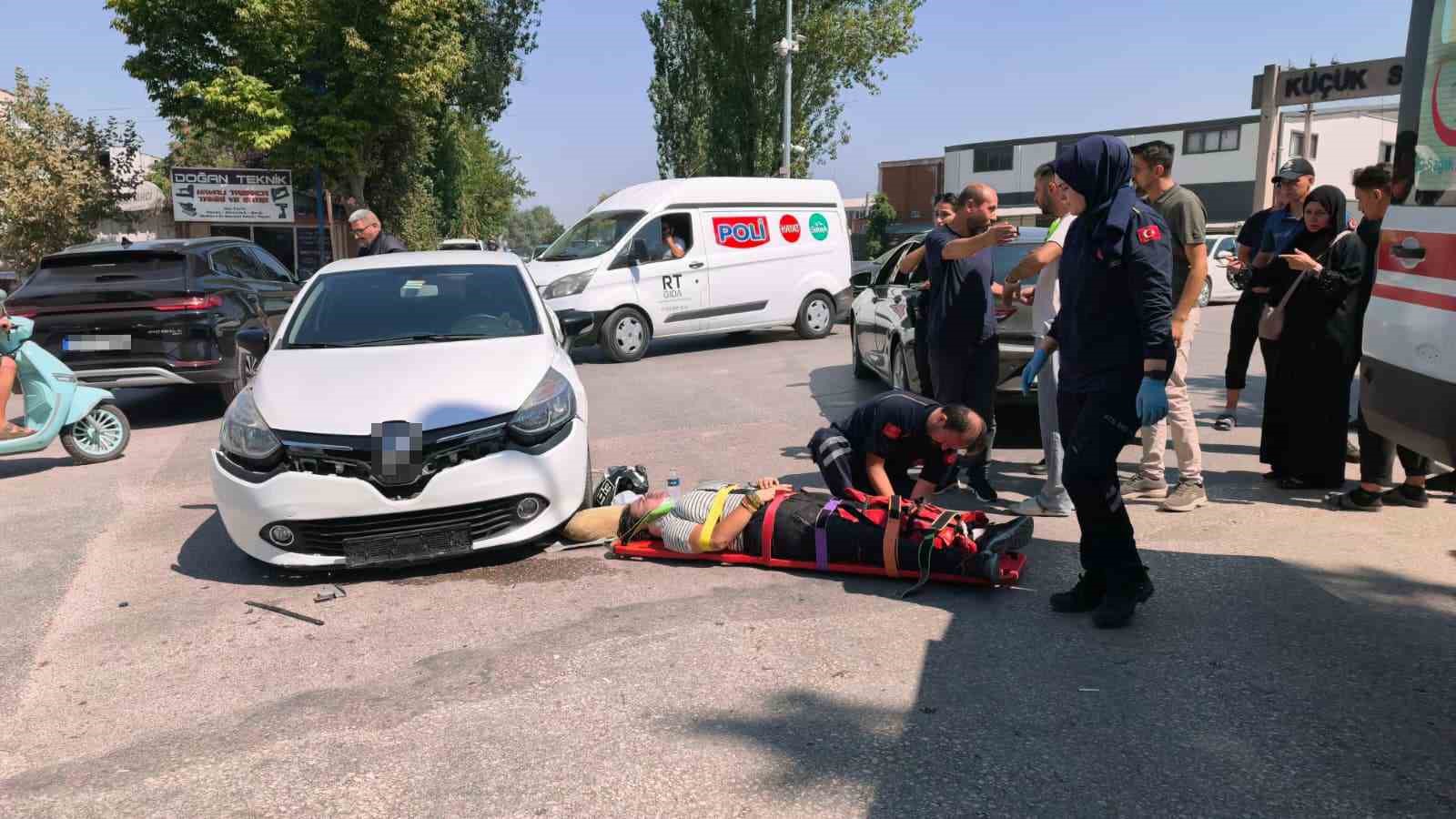 İki otomobil ile çarpışan motosiklet sürücüsü yaralandı