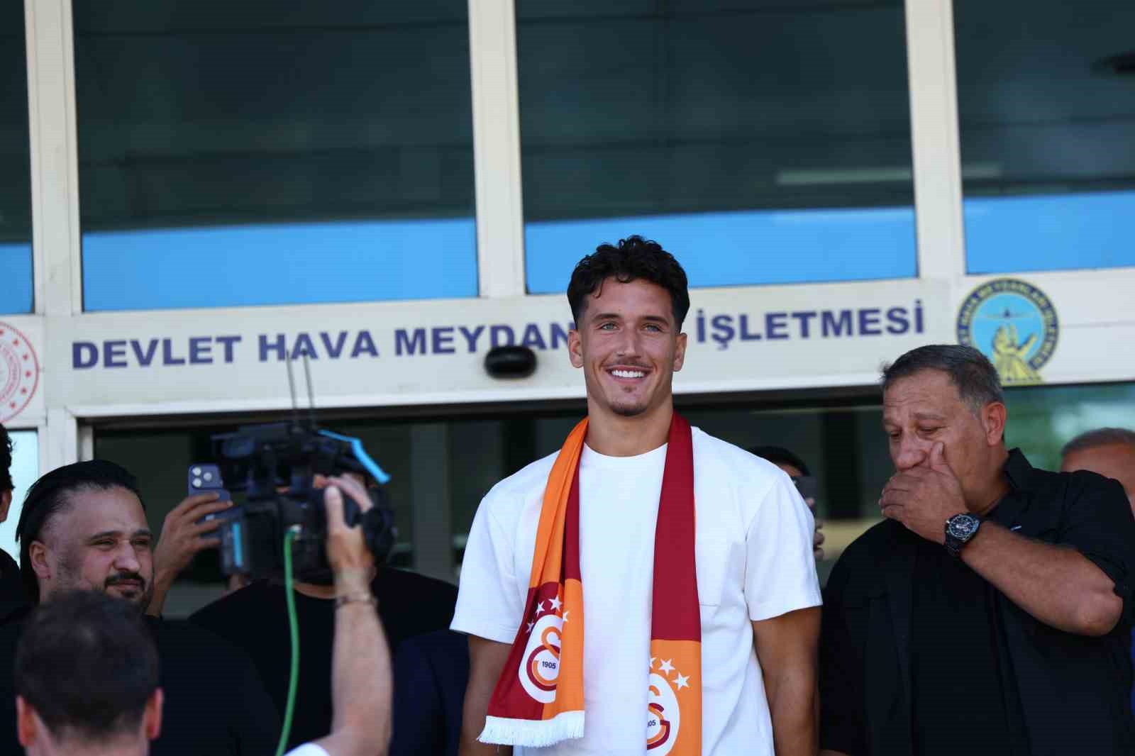 Galatasaray’ın yeni transferi Deniz Gül, İstanbul’a geldi