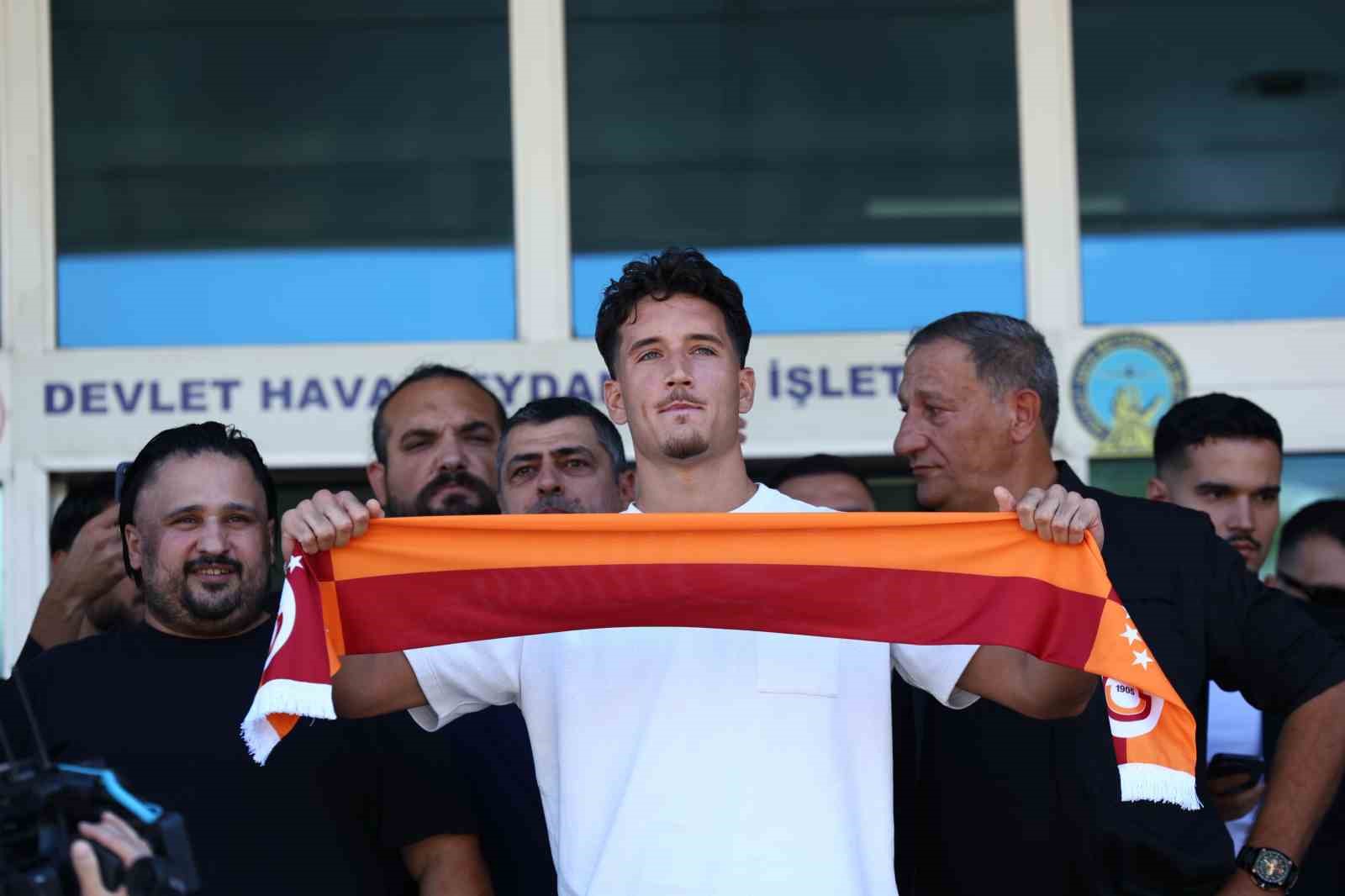 Galatasaray’ın yeni transferi Deniz Gül, İstanbul’a geldi
