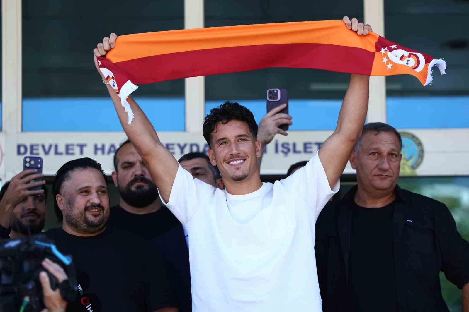 Galatasaray’ın yeni transferi Deniz Gül, İstanbul’a geldi