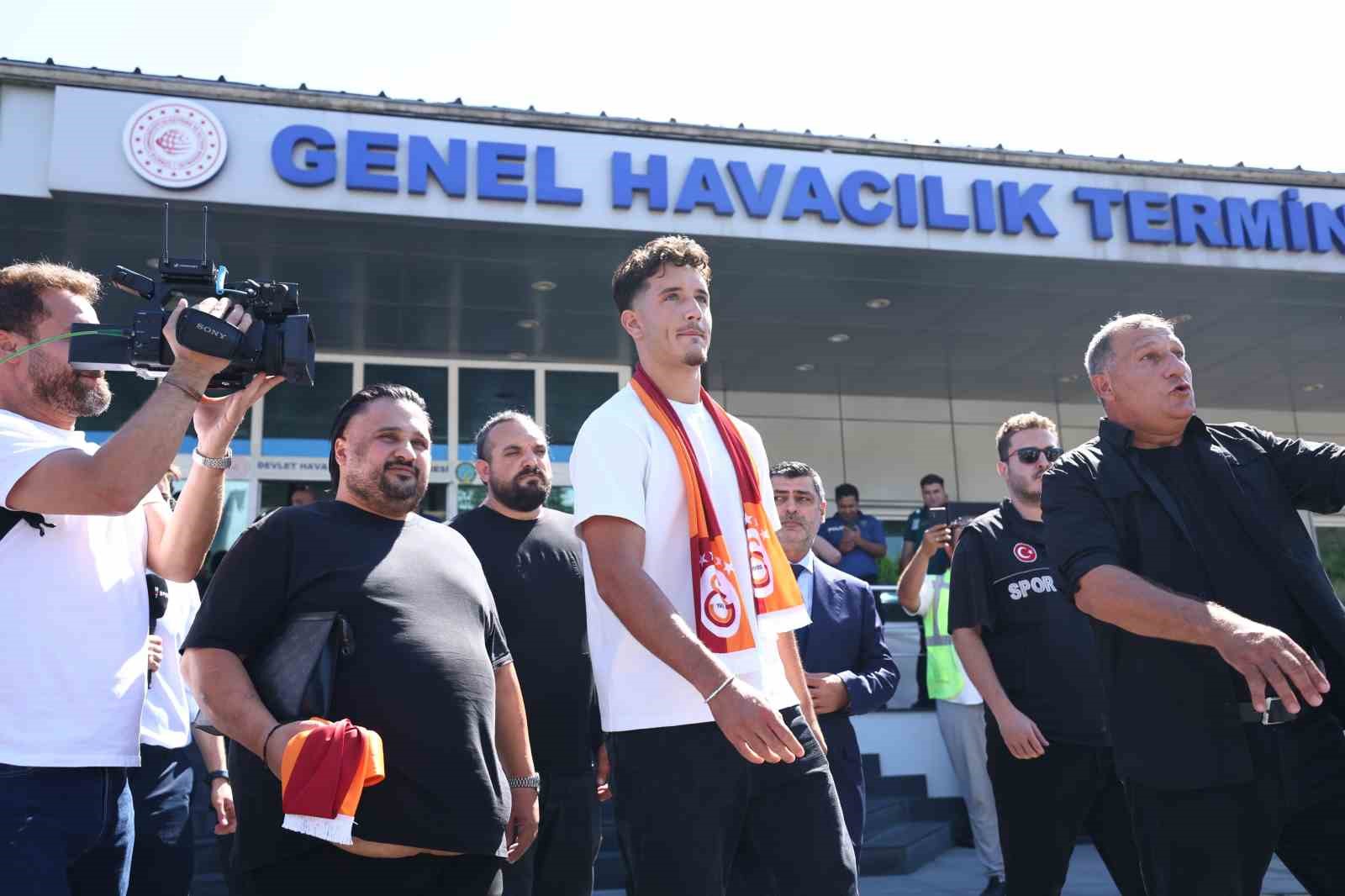 Galatasaray’ın yeni transferi Deniz Gül, İstanbul’a geldi