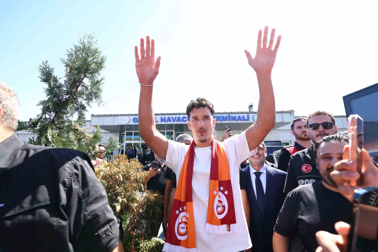 Galatasaray’ın yeni transferi Deniz Gül, İstanbul’a geldi