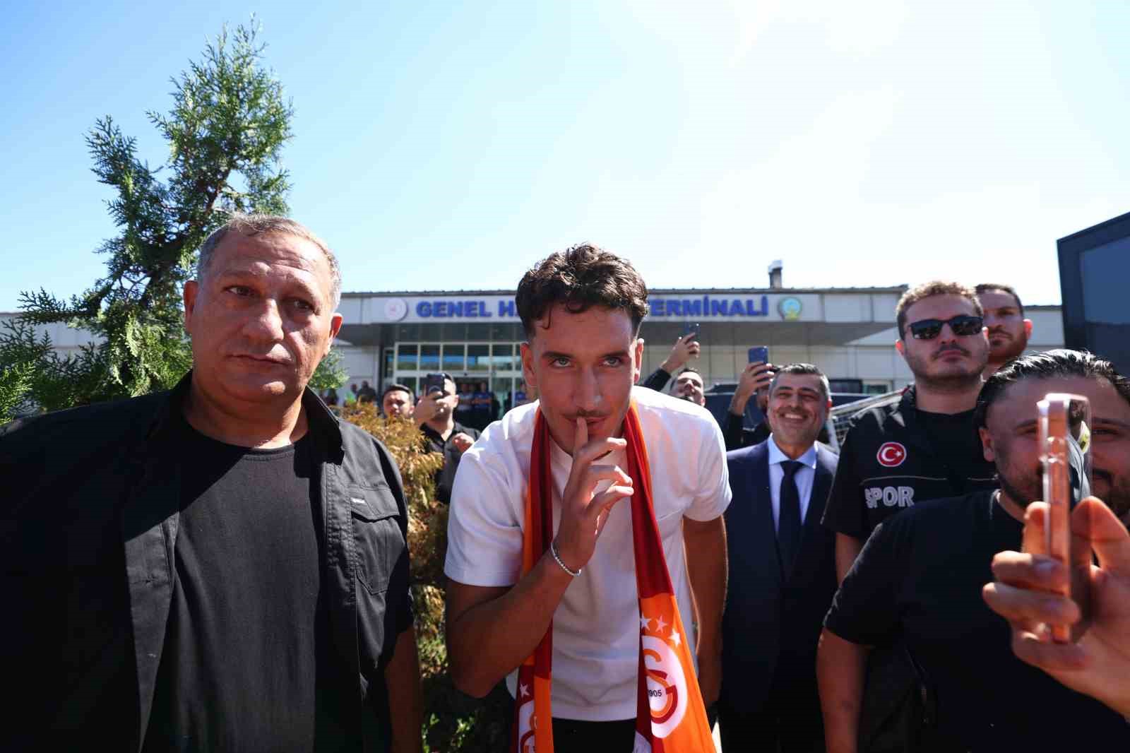 Galatasaray’ın yeni transferi Deniz Gül, İstanbul’a geldi