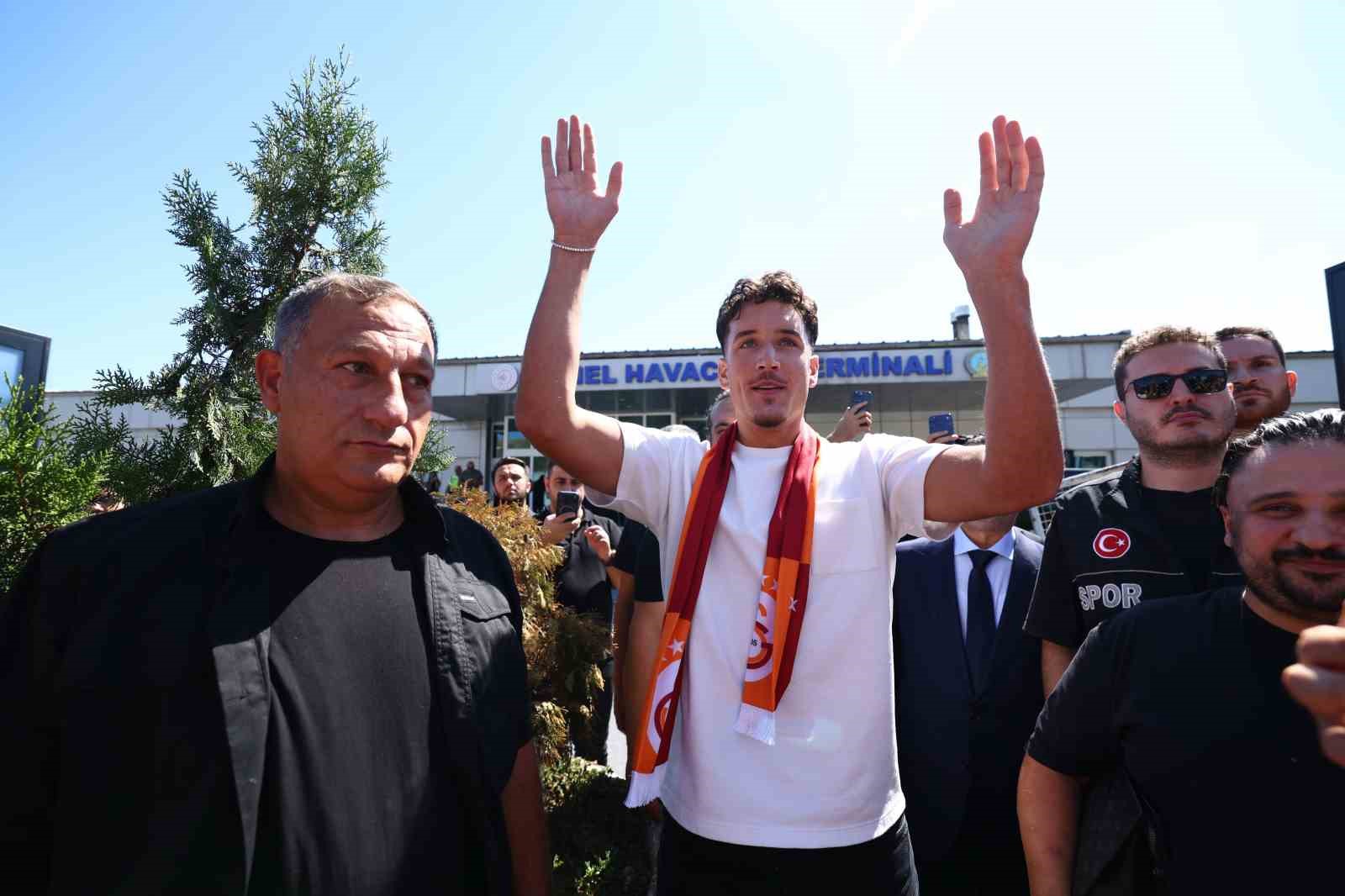Galatasaray’ın yeni transferi Deniz Gül, İstanbul’a geldi
