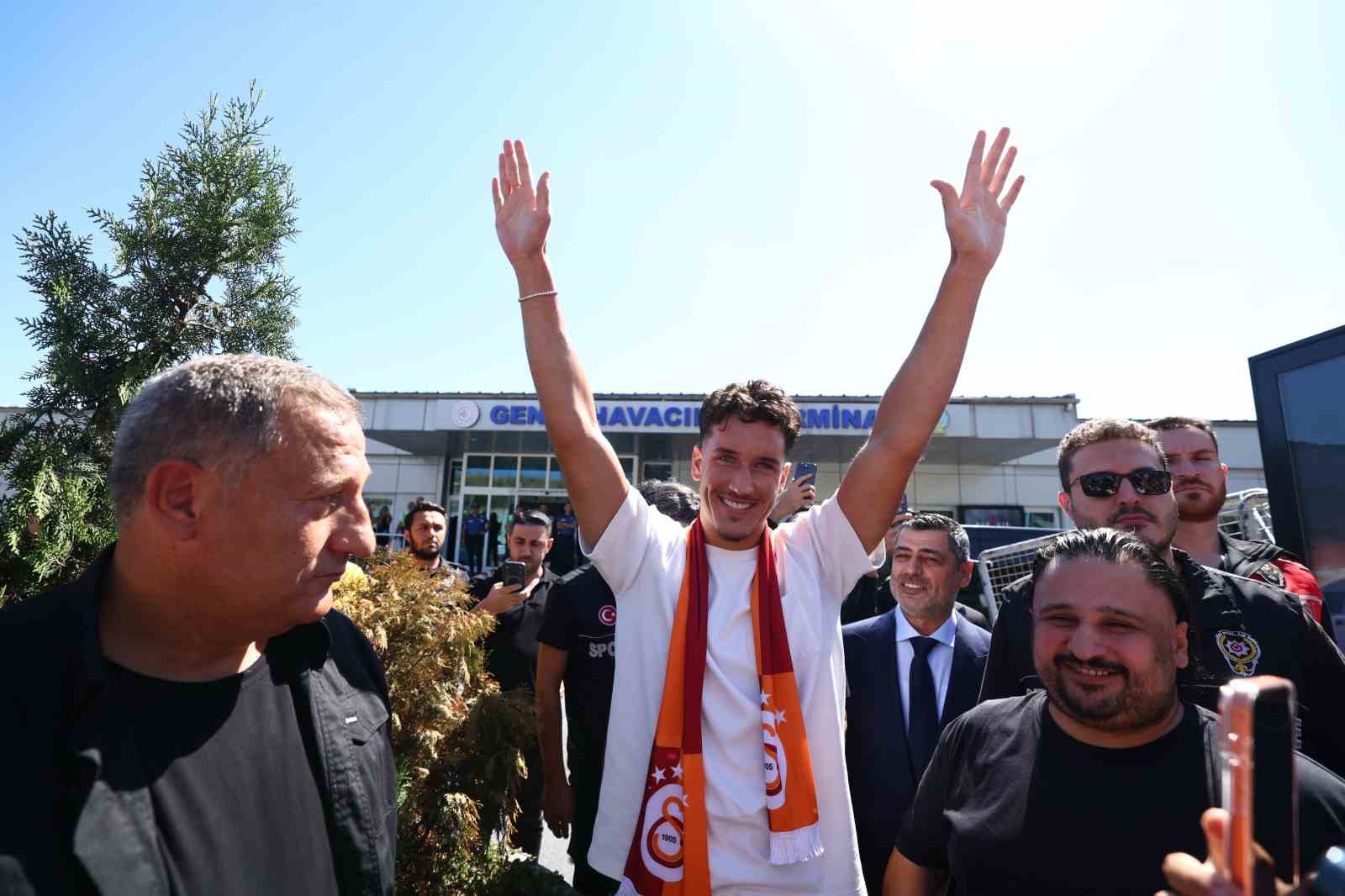 Galatasaray’ın yeni transferi Deniz Gül, İstanbul’a geldi
