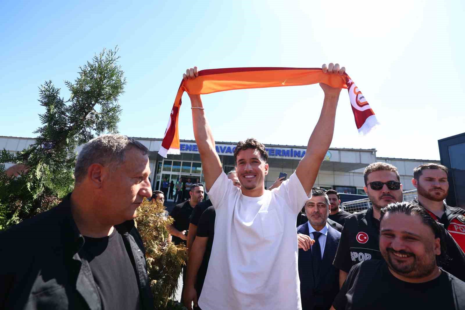 Galatasaray’ın yeni transferi Deniz Gül, İstanbul’a geldi