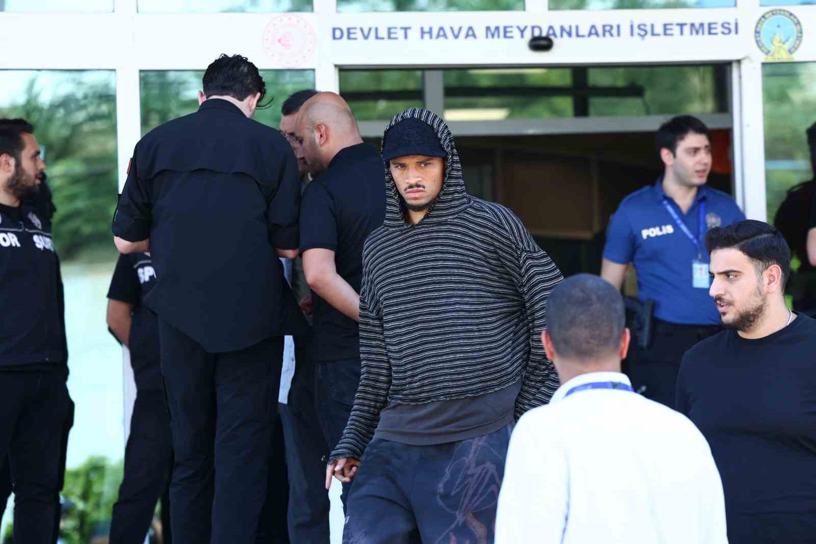 Galatasaray’ın yeni transferi Deniz Gül, İstanbul’a geldi