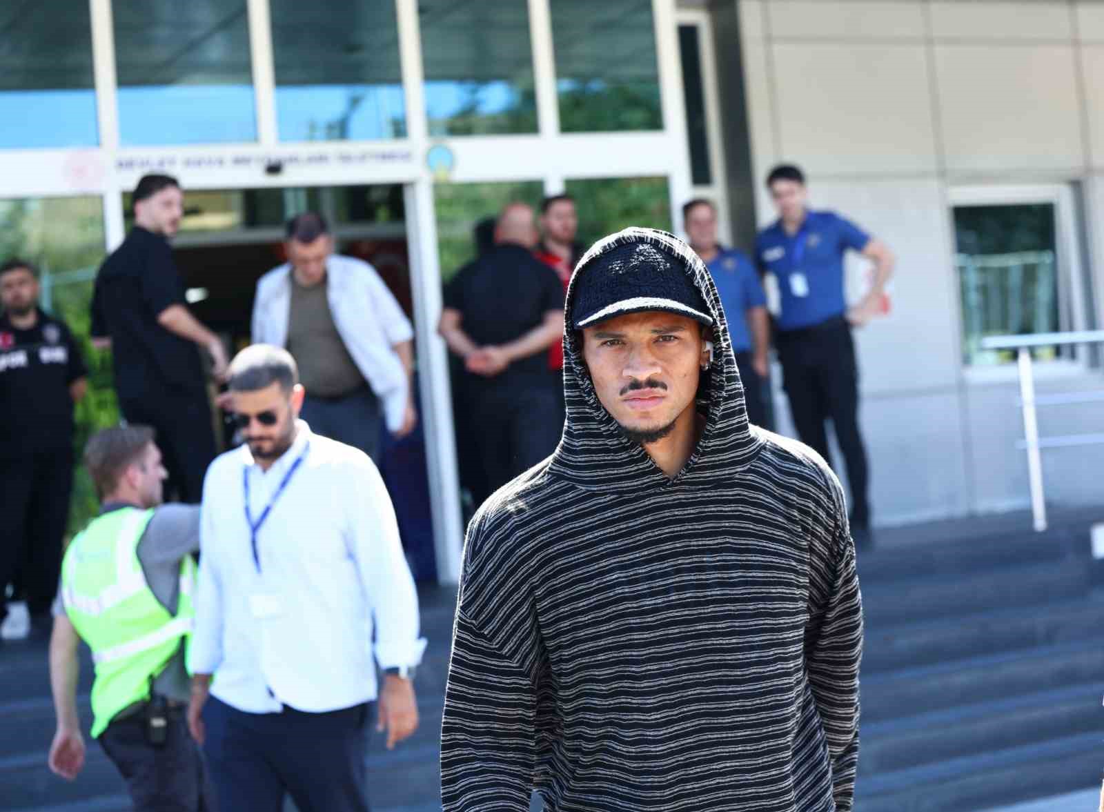 Galatasaray’ın yeni transferi Deniz Gül, İstanbul’a geldi