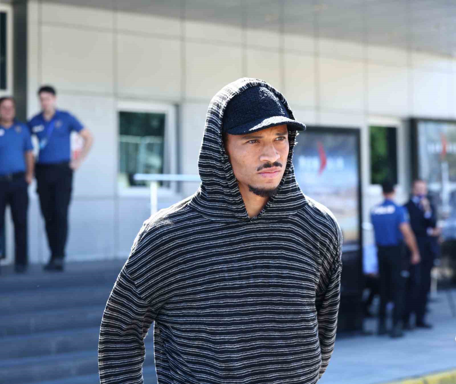 Galatasaray’ın yeni transferi Deniz Gül, İstanbul’a geldi