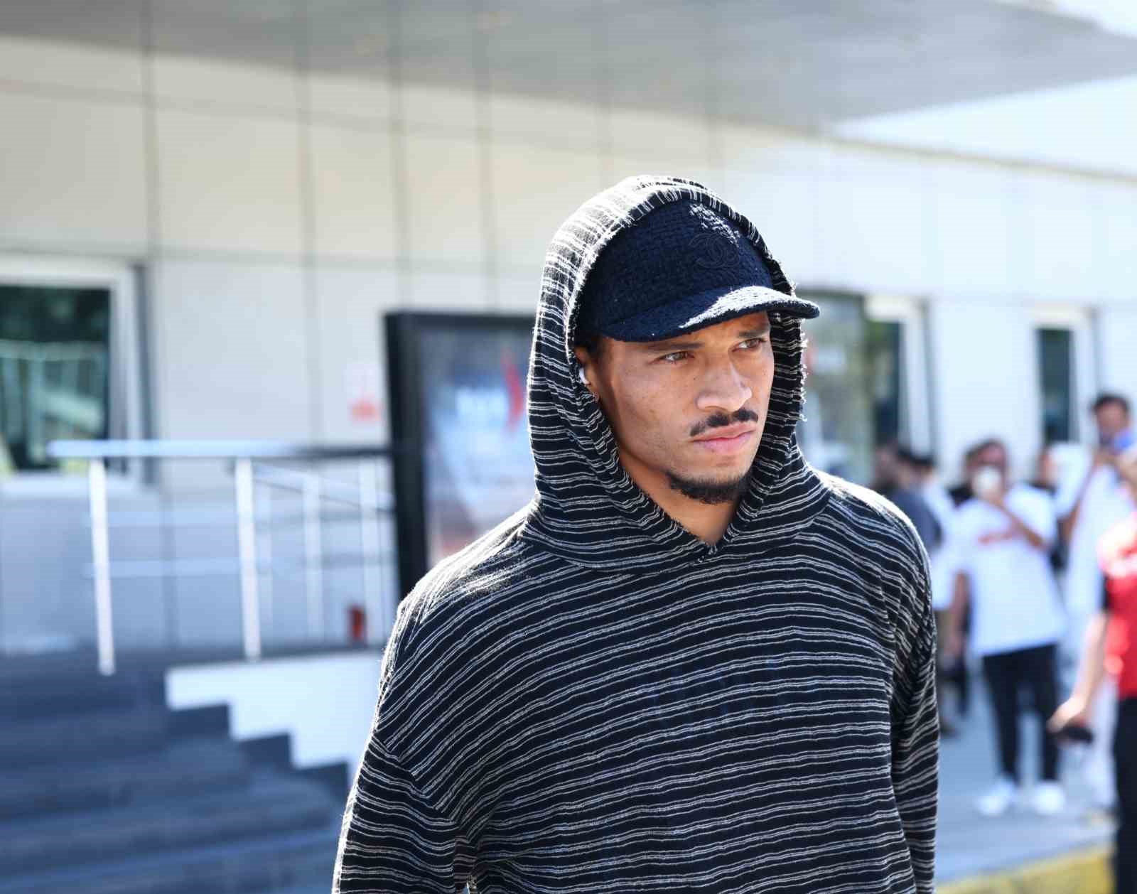 Galatasaray’ın yeni transferi Deniz Gül, İstanbul’a geldi