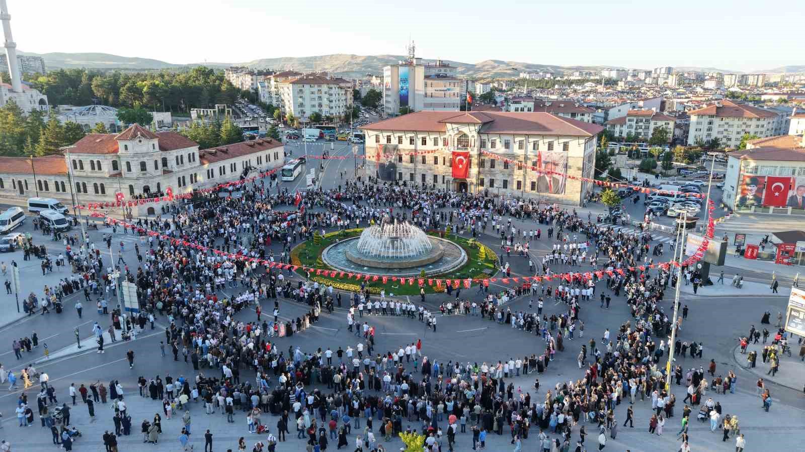 Müziği duyan meydana akın etti, bin 58 kişi halayda buluştu