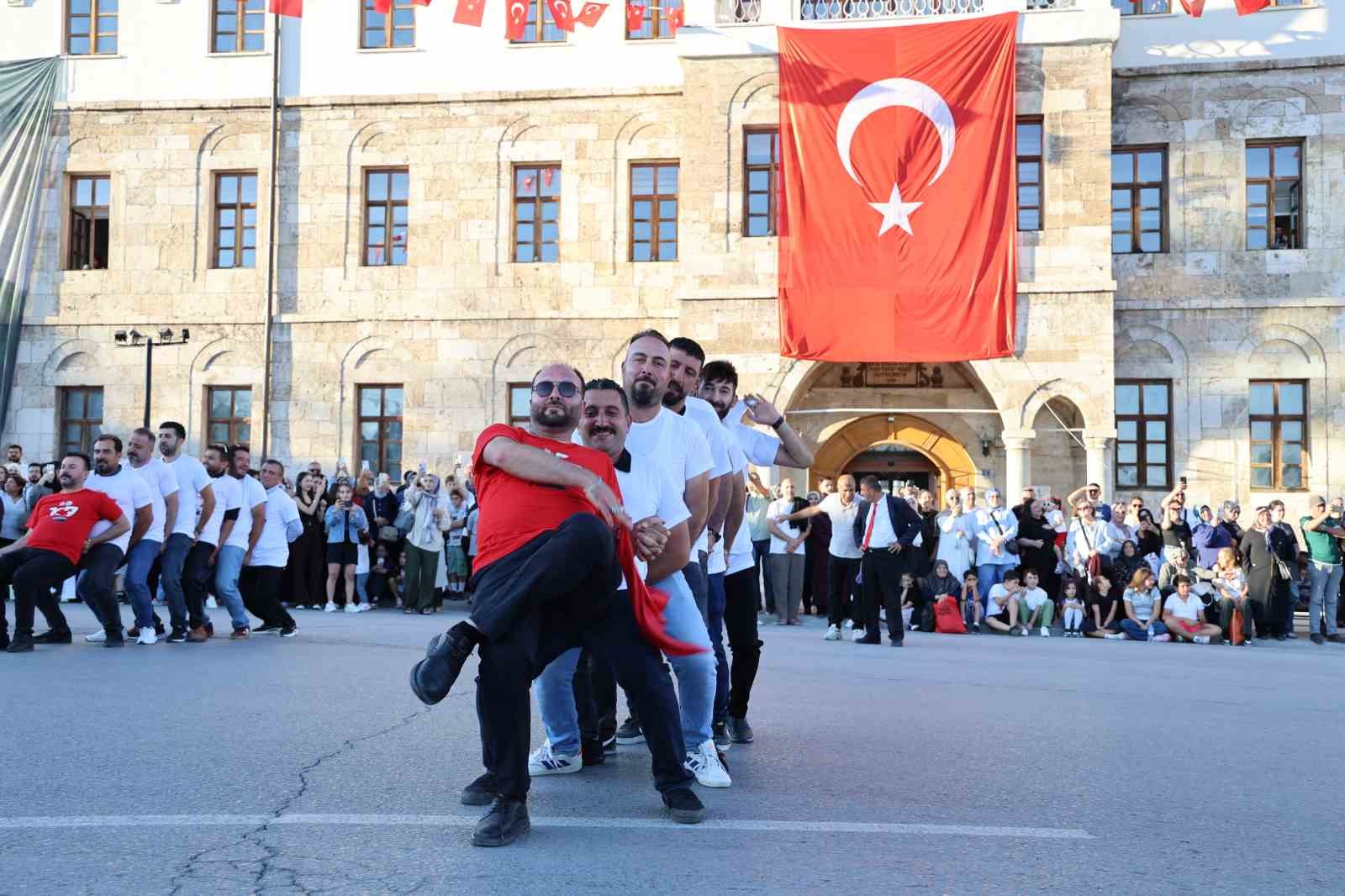 Müziği duyan meydana akın etti, bin 58 kişi halayda buluştu
