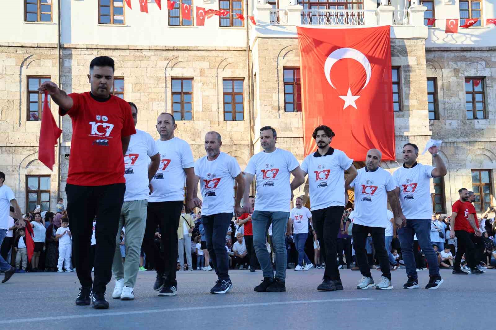 Müziği duyan meydana akın etti, bin 58 kişi halayda buluştu