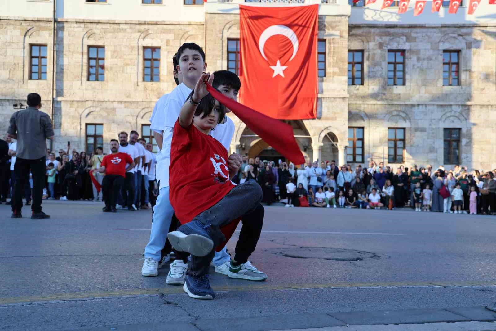 Müziği duyan meydana akın etti, bin 58 kişi halayda buluştu