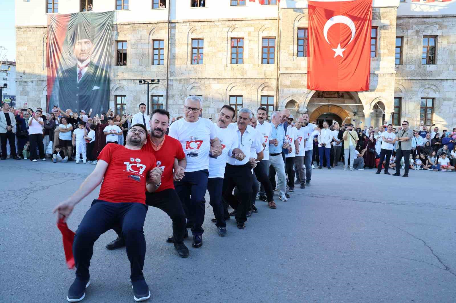 Müziği duyan meydana akın etti, bin 58 kişi halayda buluştu