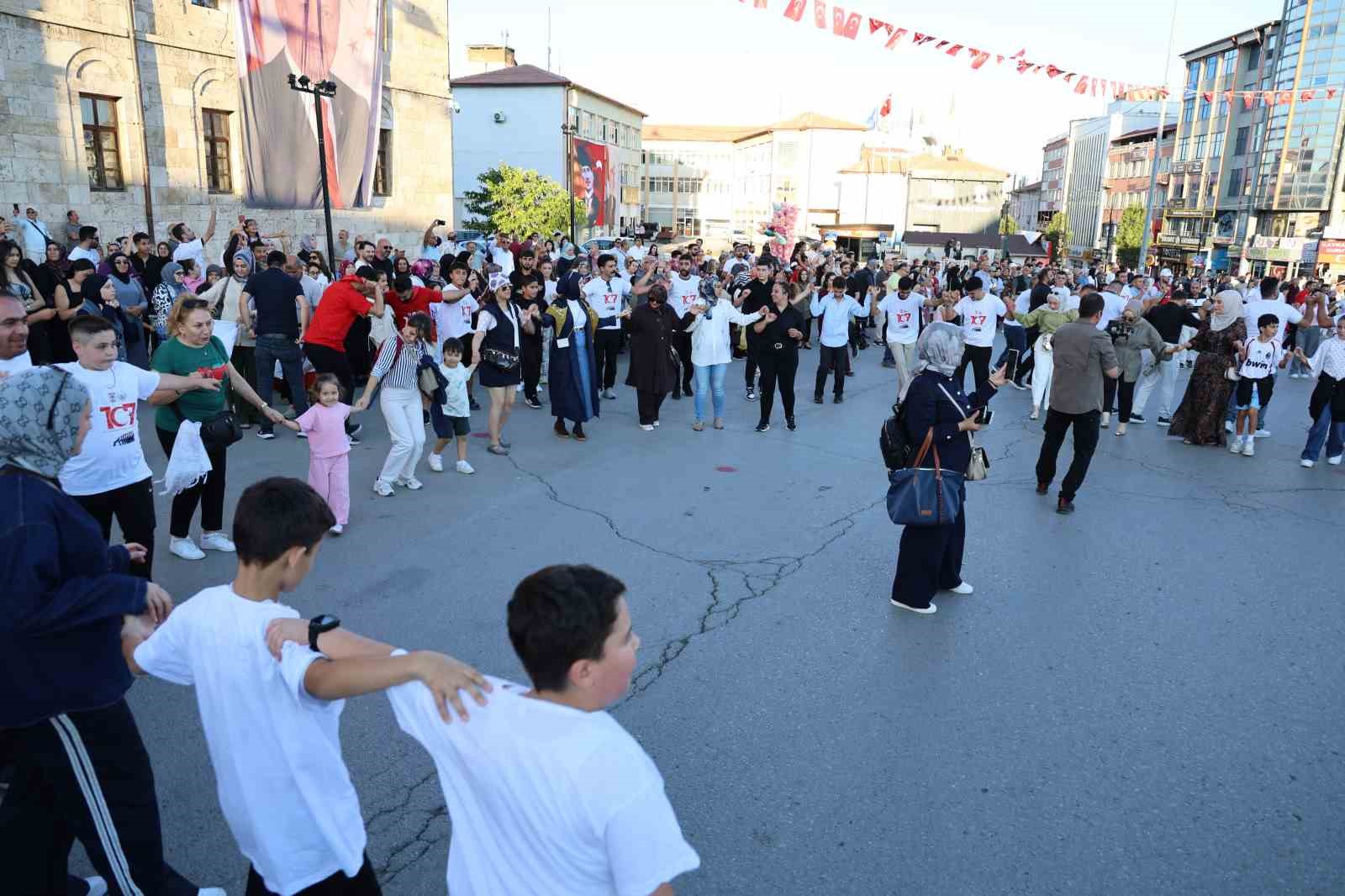 Müziği duyan meydana akın etti, bin 58 kişi halayda buluştu