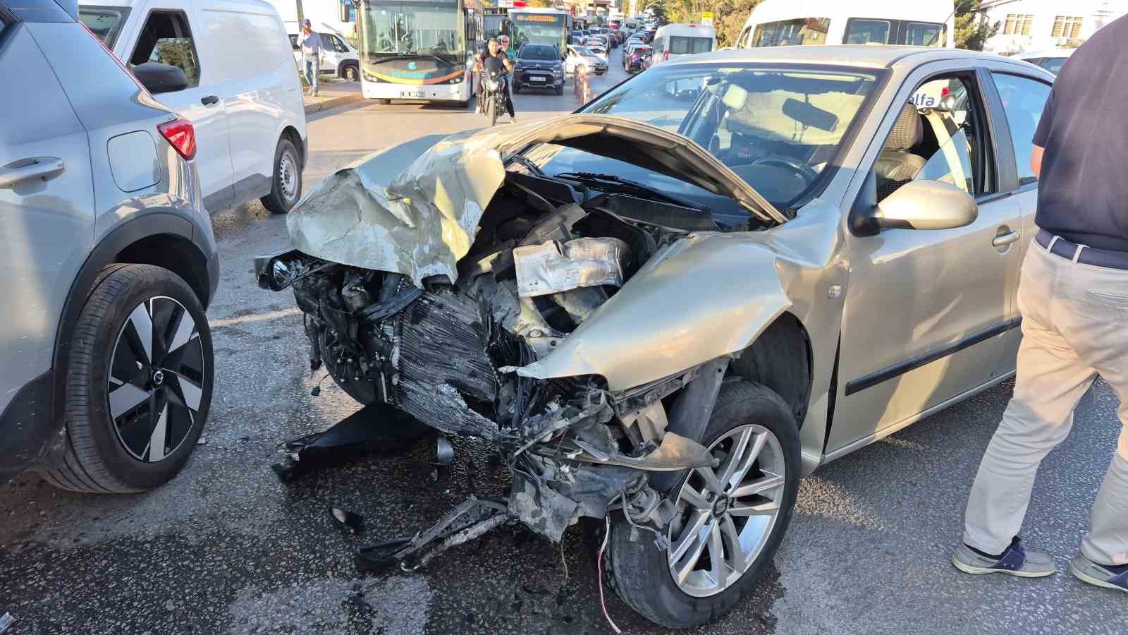Eskişehir’de 4 aracın karıştığı zincirleme kaza: 3 yaralı