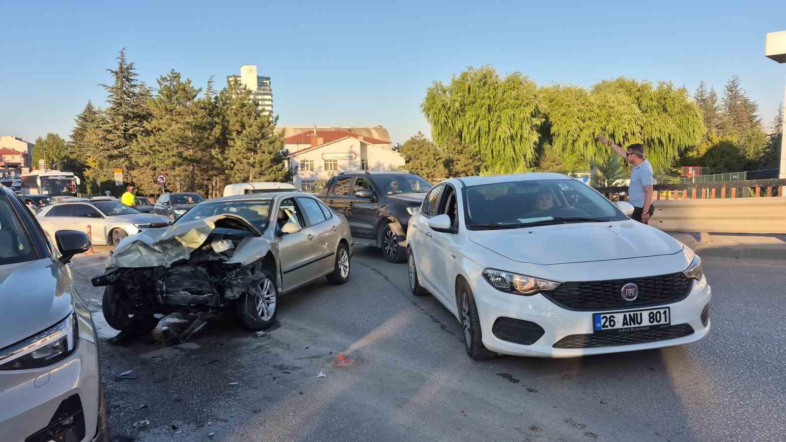Eskişehir’de 4 aracın karıştığı zincirleme kaza: 3 yaralı