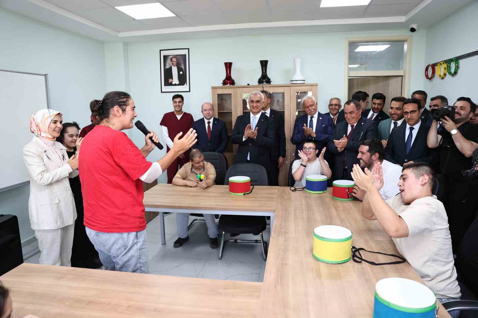 Aile ve Sosyal Hizmetler Bakanı Göktaş: "Çocuklarımızın ev ortamında büyüdüğü bir modeli hayata geçirdik"