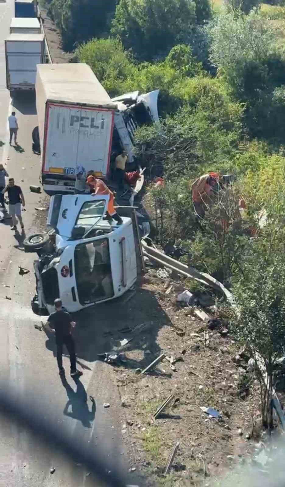 Anadolu Otoyolu’nda bakım aracına çekici çarptı: 3 yaralı