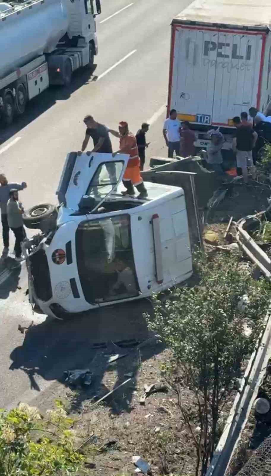 Anadolu Otoyolu’nda bakım aracına çekici çarptı: 3 yaralı