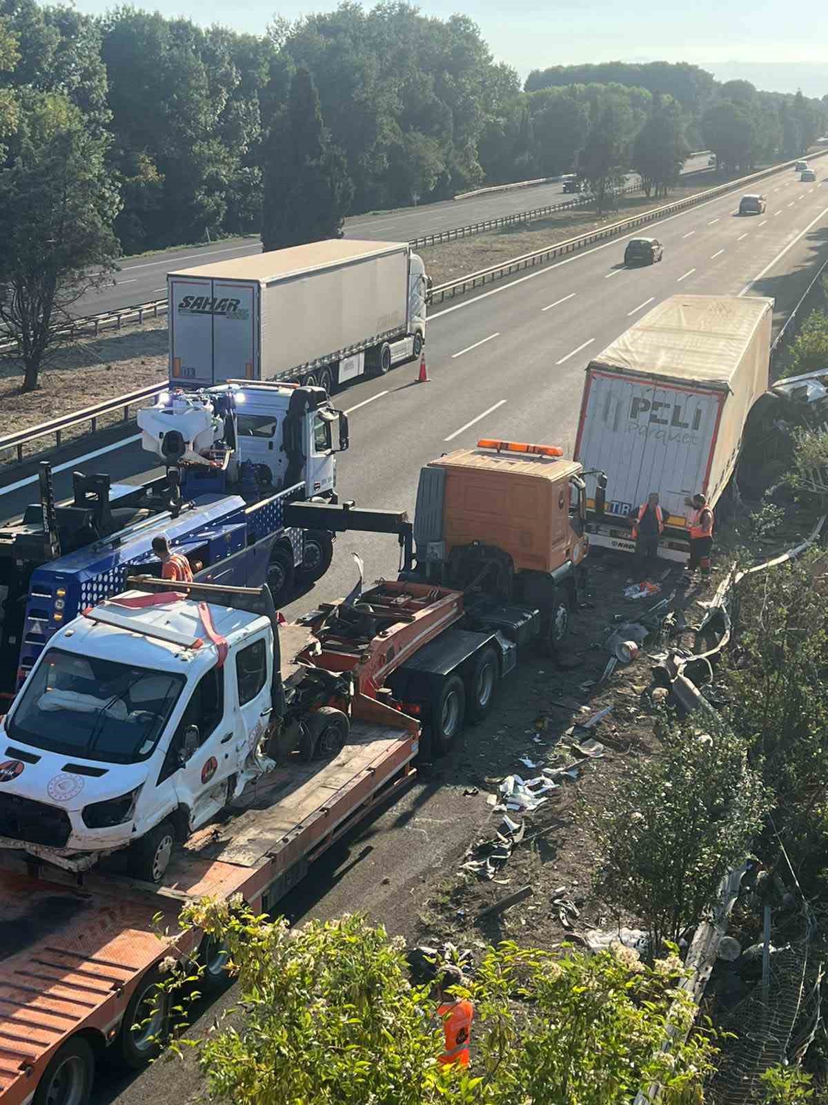 Anadolu Otoyolu’nda bakım aracına çekici çarptı: 3 yaralı