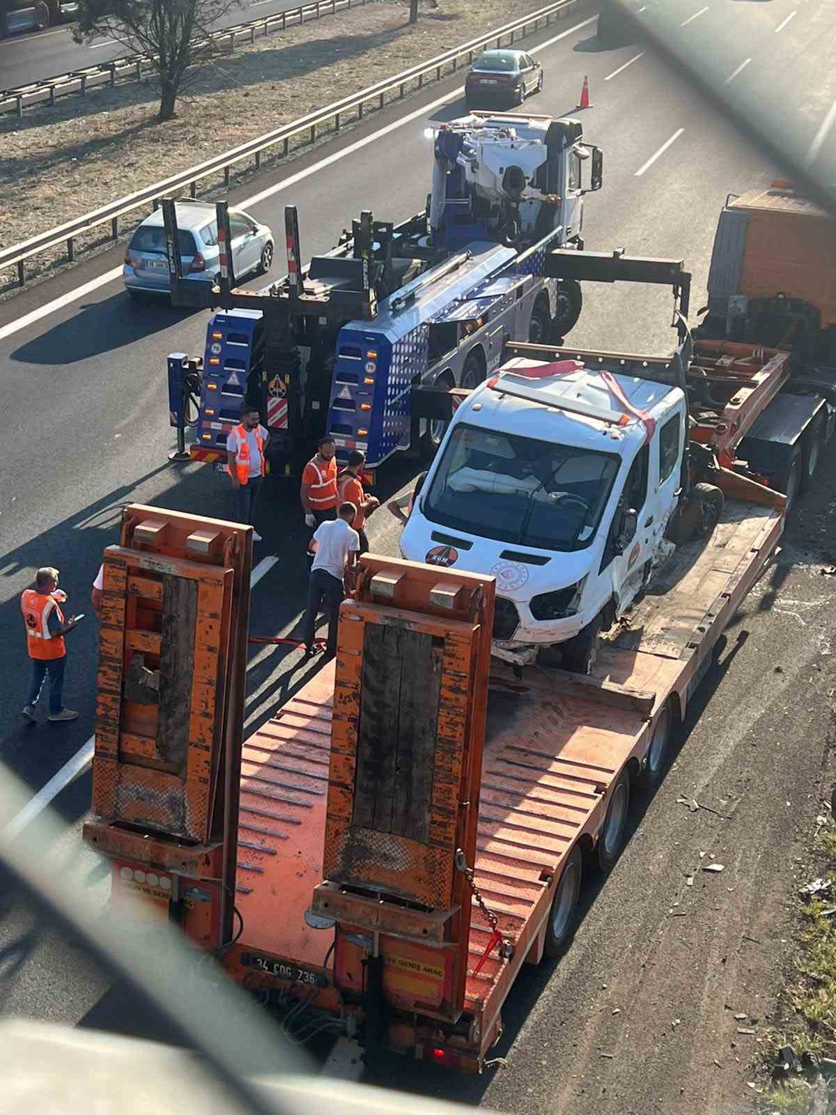 Anadolu Otoyolu’nda bakım aracına çekici çarptı: 3 yaralı