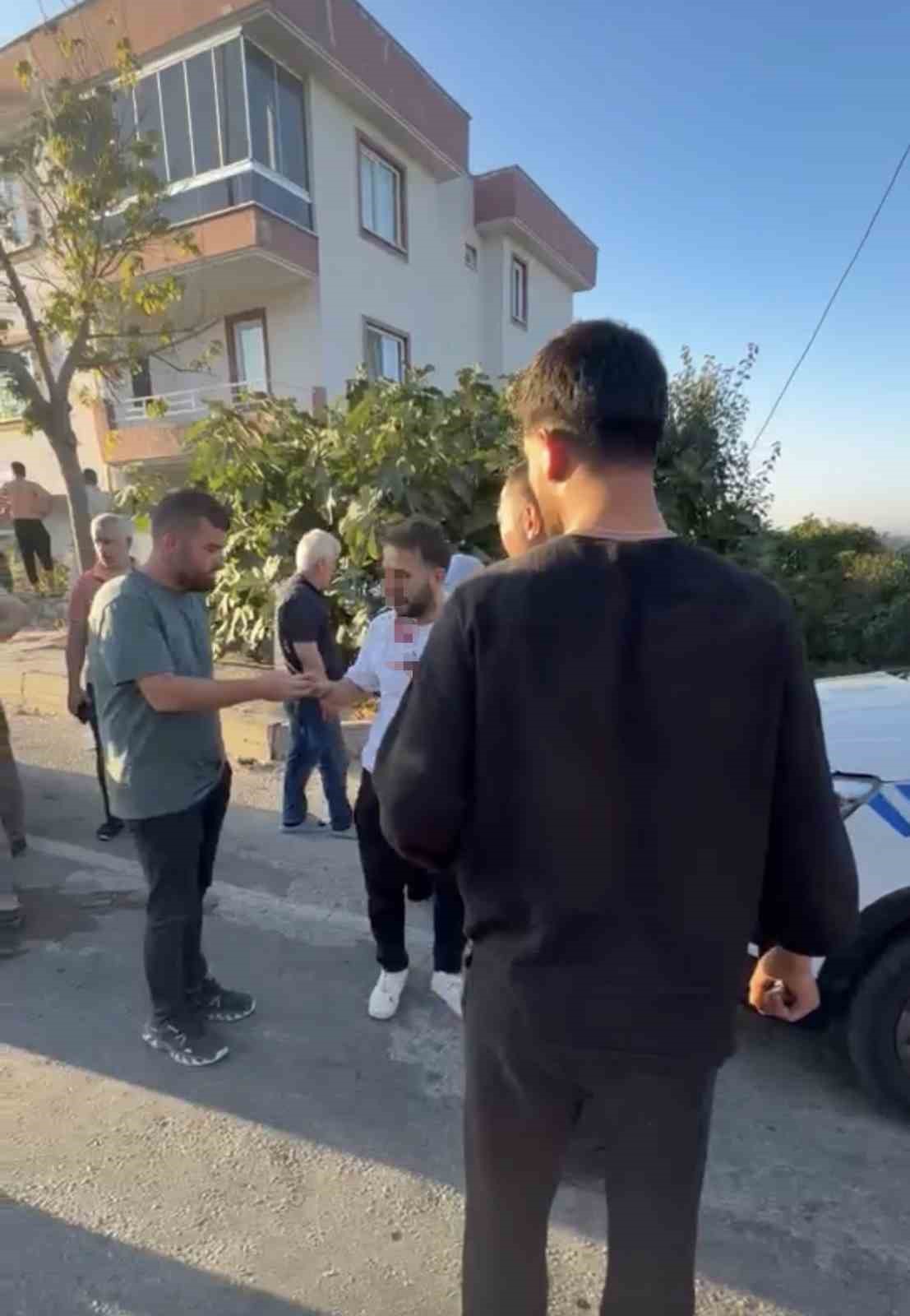 Hafriyat kamyonu iki aracı biçip bahçeye uçtu: 1 yaralı