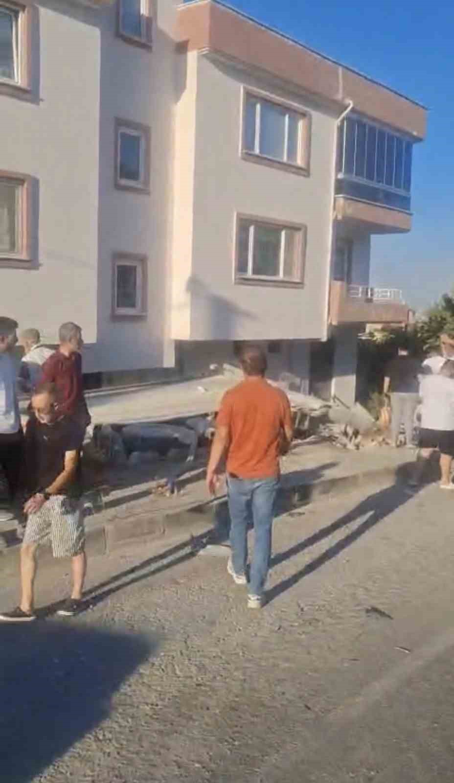 Hafriyat kamyonu iki aracı biçip bahçeye uçtu: 1 yaralı