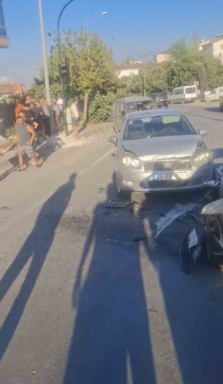 Hafriyat kamyonu iki aracı biçip bahçeye uçtu: 1 yaralı