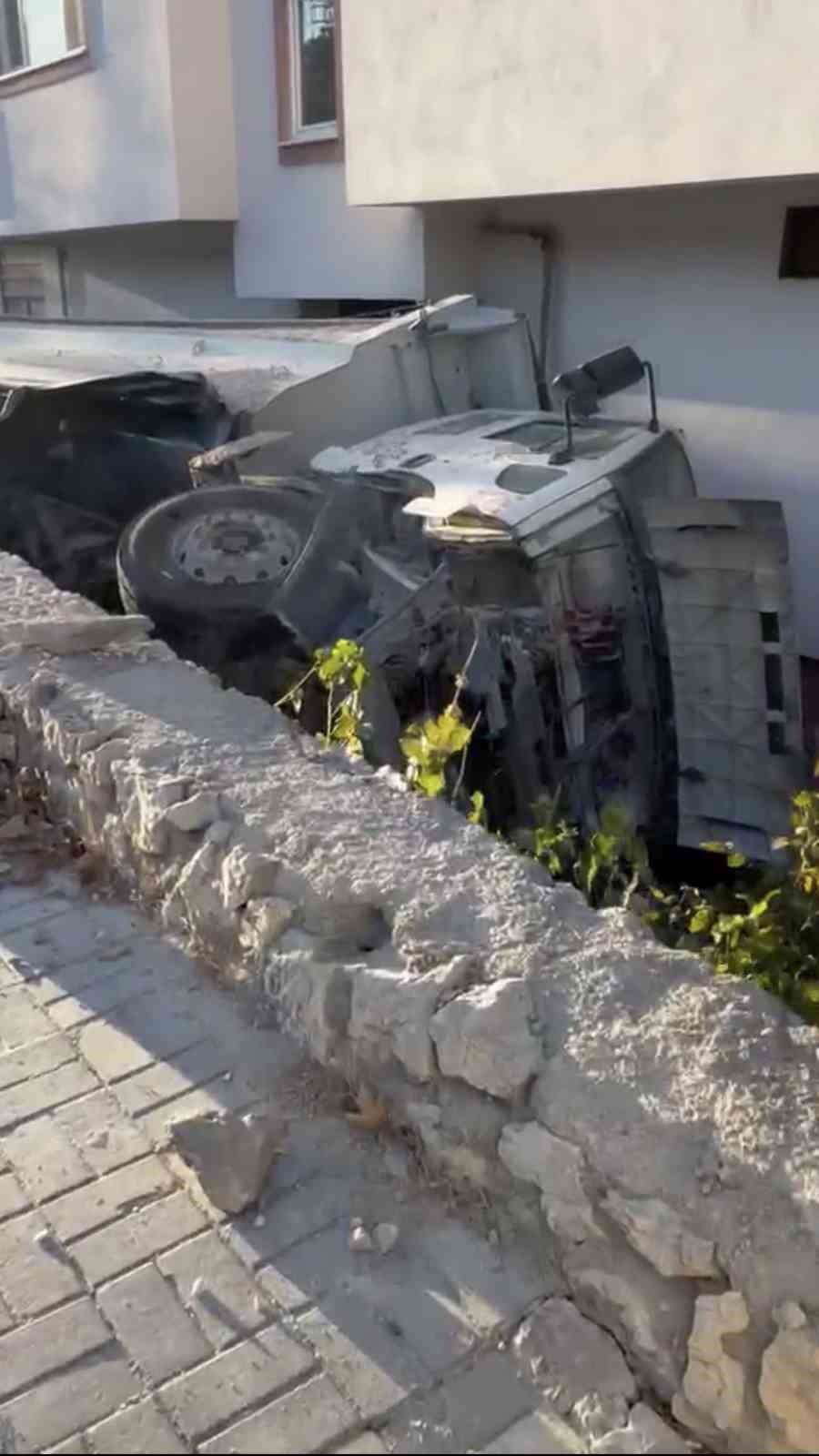 Hafriyat kamyonu iki aracı biçip bahçeye uçtu: 1 yaralı