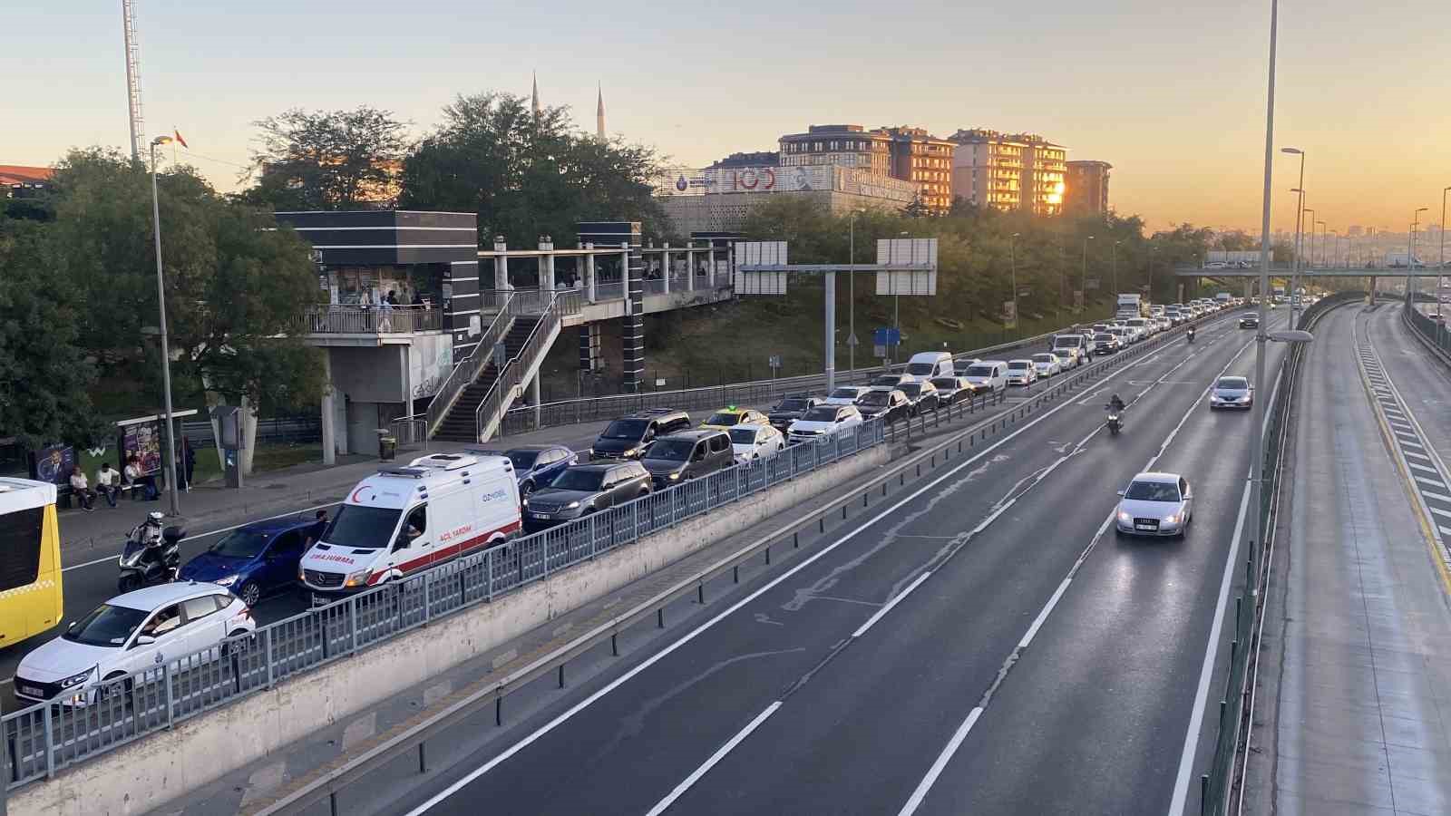 Beyoğlu’nda arızalanan tanker E5’te trafiği kilitledi