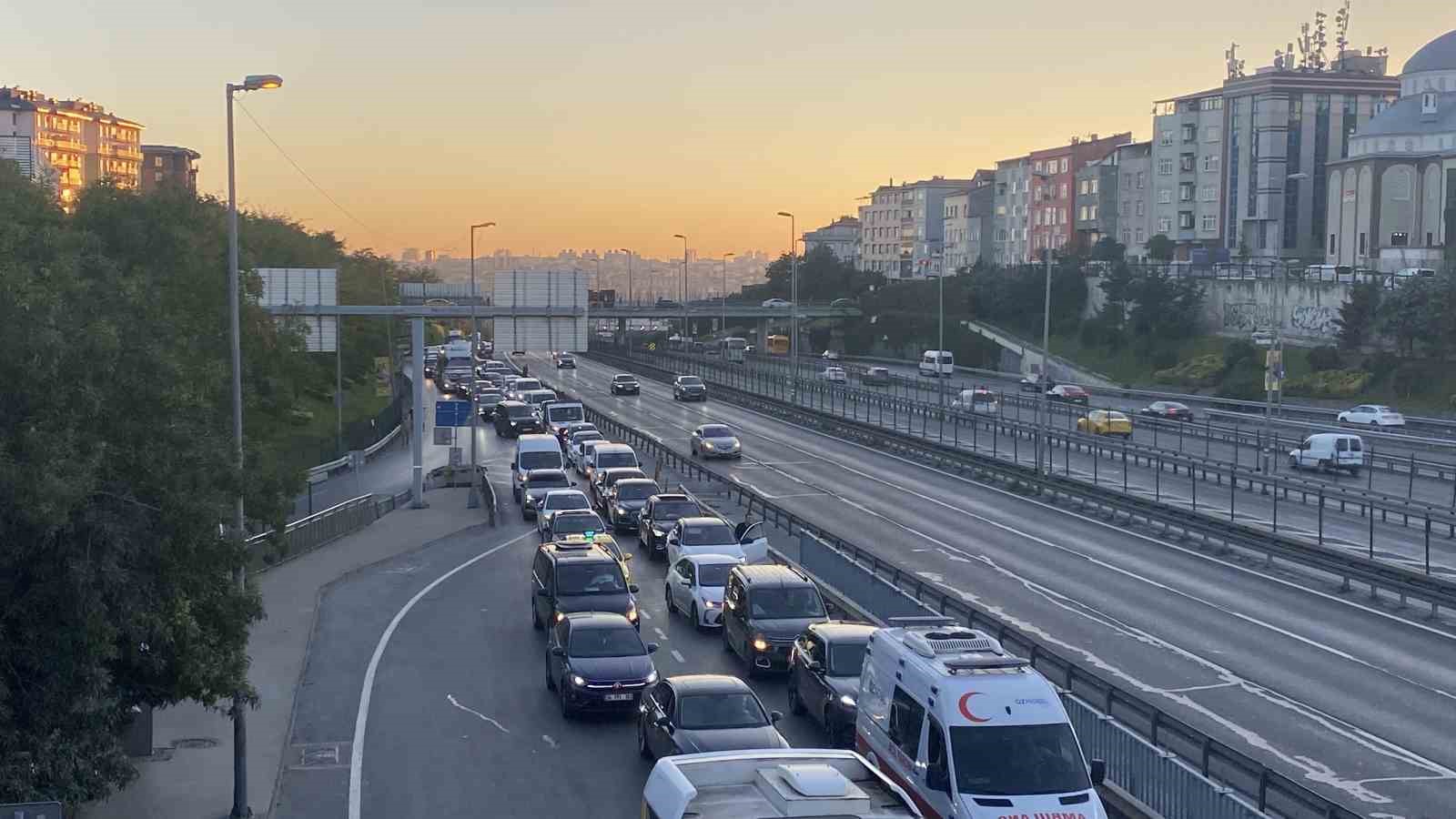 Beyoğlu’nda arızalanan tanker E5’te trafiği kilitledi
