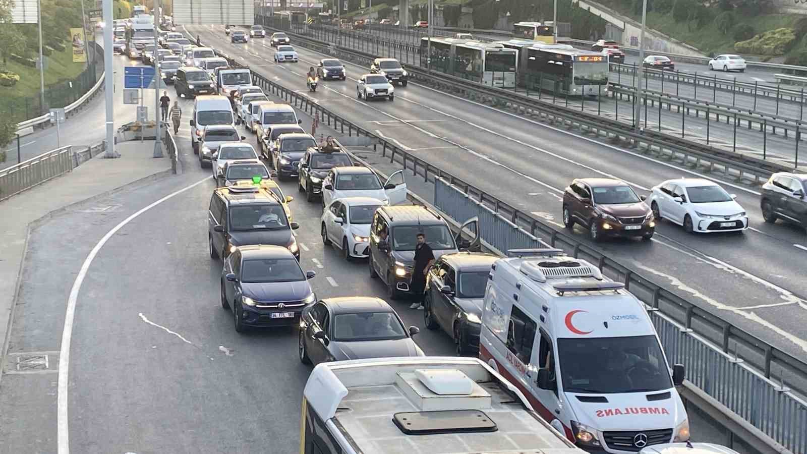 Beyoğlu’nda arızalanan tanker E5’te trafiği kilitledi