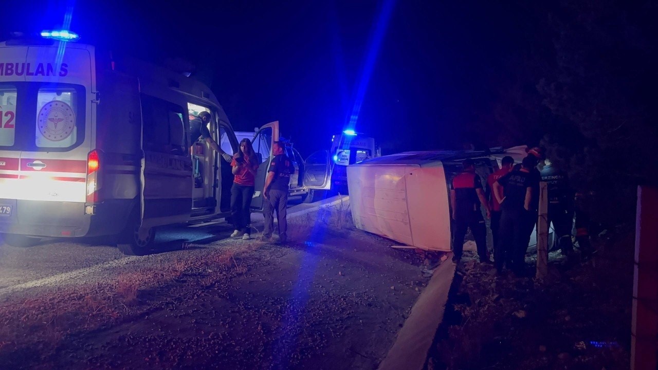 Erzincan’da bal yüklü minibüs devrildi: 3 yaralı