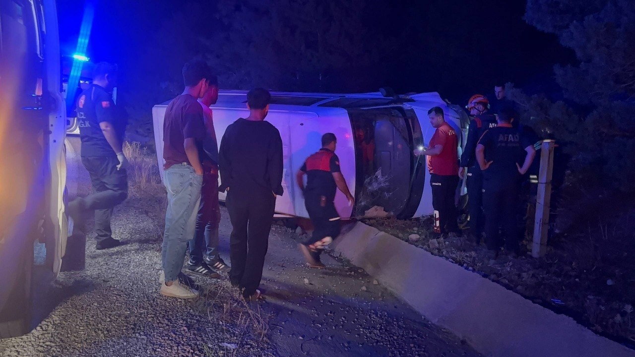 Erzincan’da bal yüklü minibüs devrildi: 3 yaralı