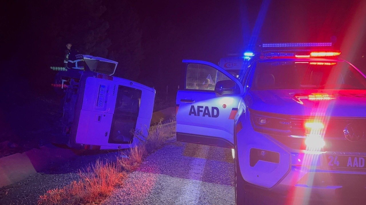 Erzincan’da bal yüklü minibüs devrildi: 3 yaralı