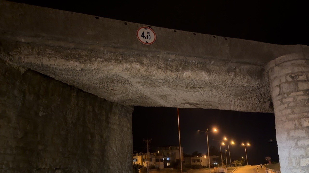 Osmaniye’de taş kırma makinesi yüklü tır köprüye sıkıştı