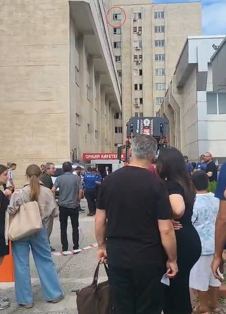 9. kattaki cama çıktı, polis ekiplerinin ikna çalışmasıyla indirildi