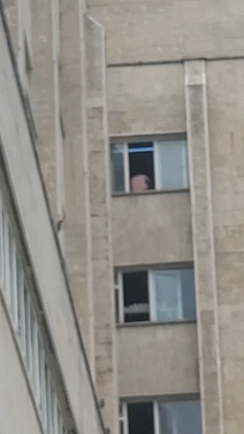9. kattaki cama çıktı, polis ekiplerinin ikna çalışmasıyla indirildi