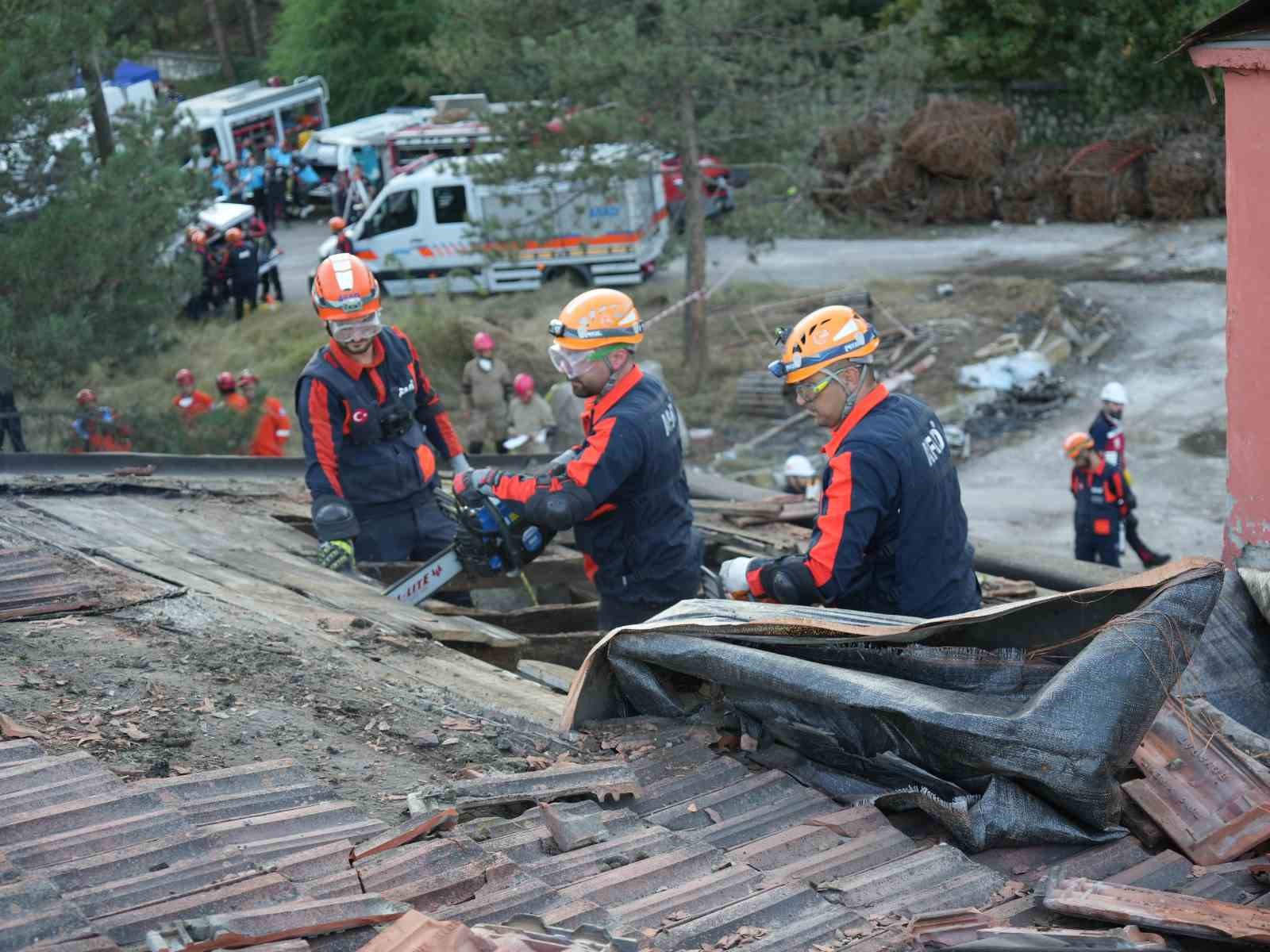 "Habersiz" bina çökmesi tatbikatı gerçeği aratmadı: Ekipler seferber oldu