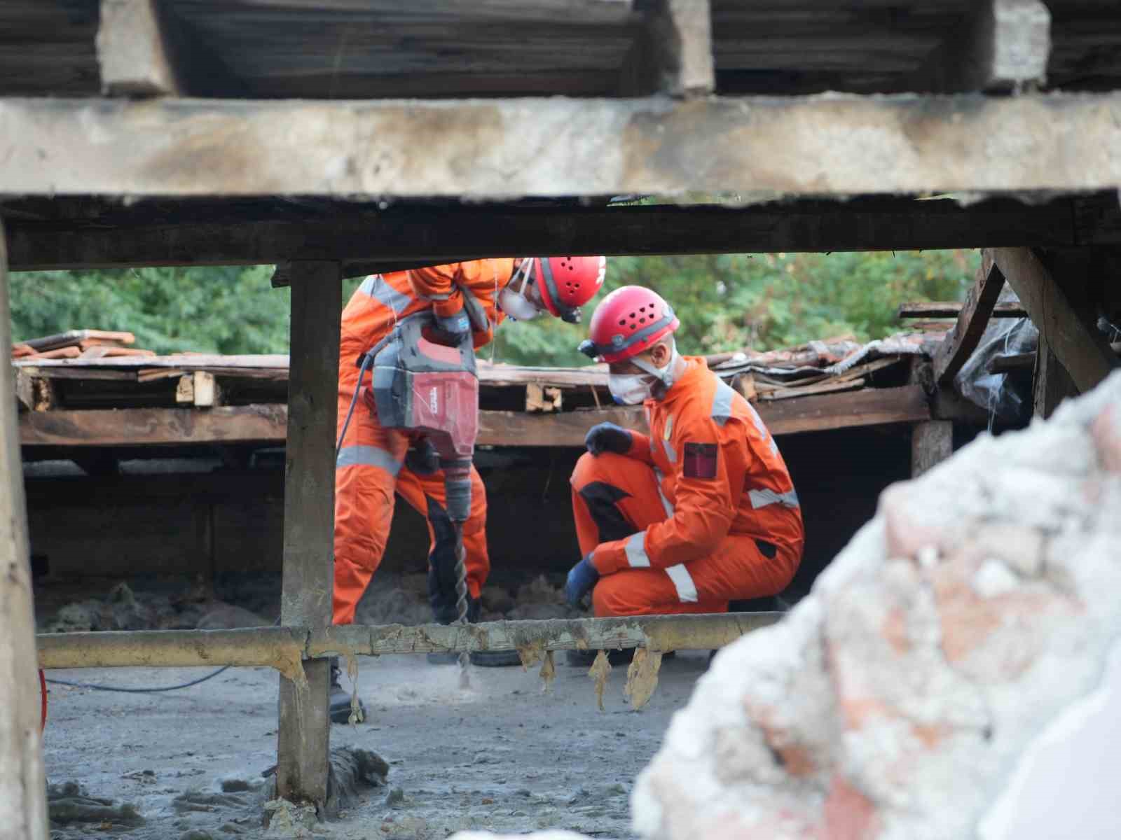"Habersiz" bina çökmesi tatbikatı gerçeği aratmadı: Ekipler seferber oldu