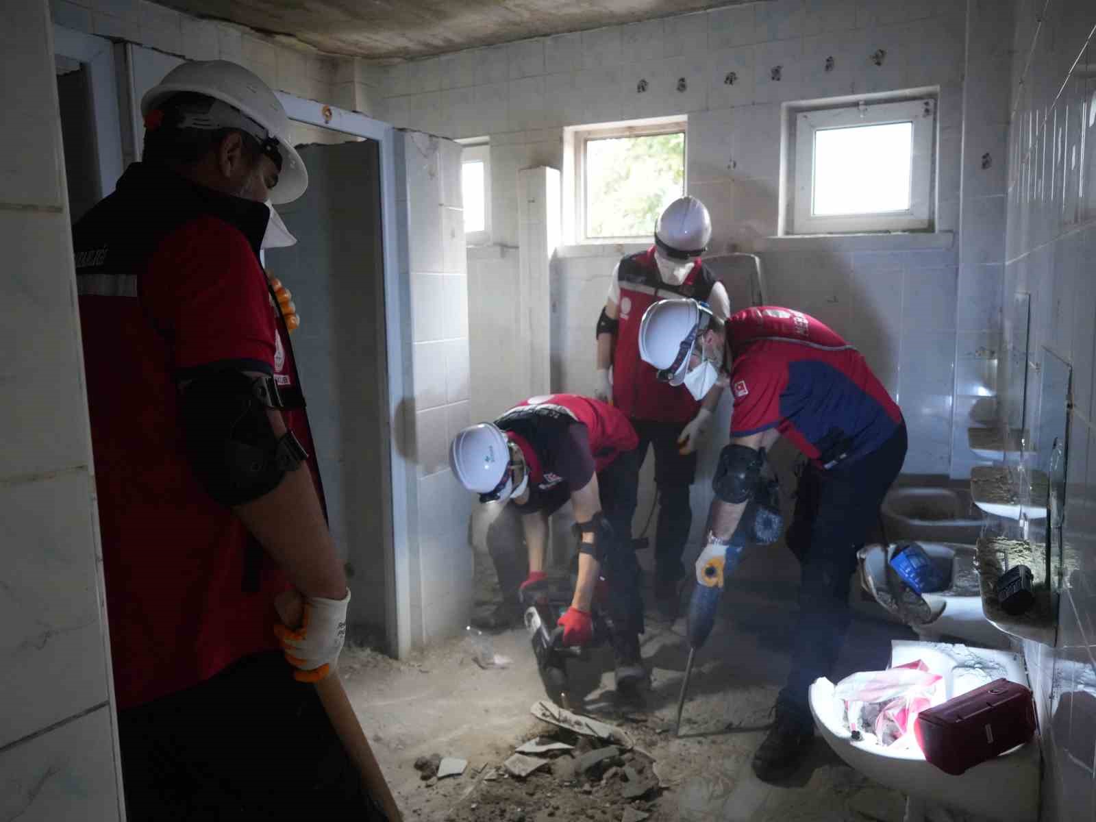 "Habersiz" bina çökmesi tatbikatı gerçeği aratmadı: Ekipler seferber oldu
