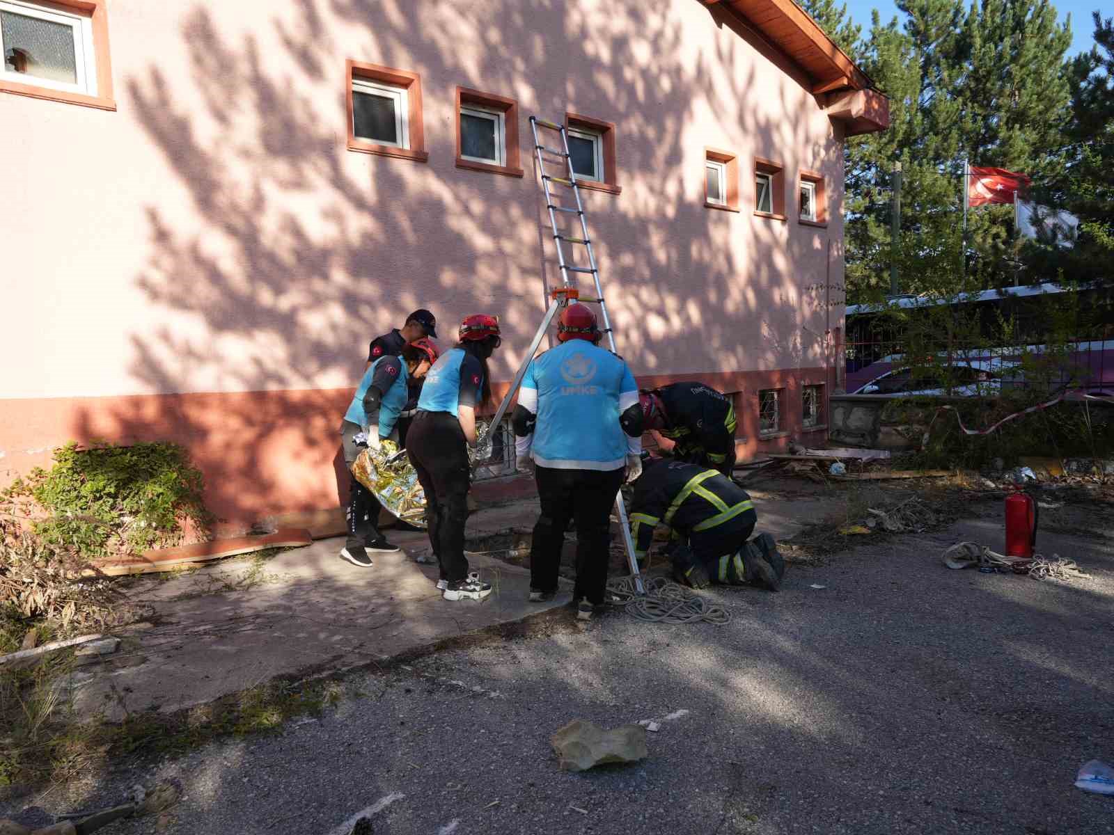"Habersiz" bina çökmesi tatbikatı gerçeği aratmadı: Ekipler seferber oldu