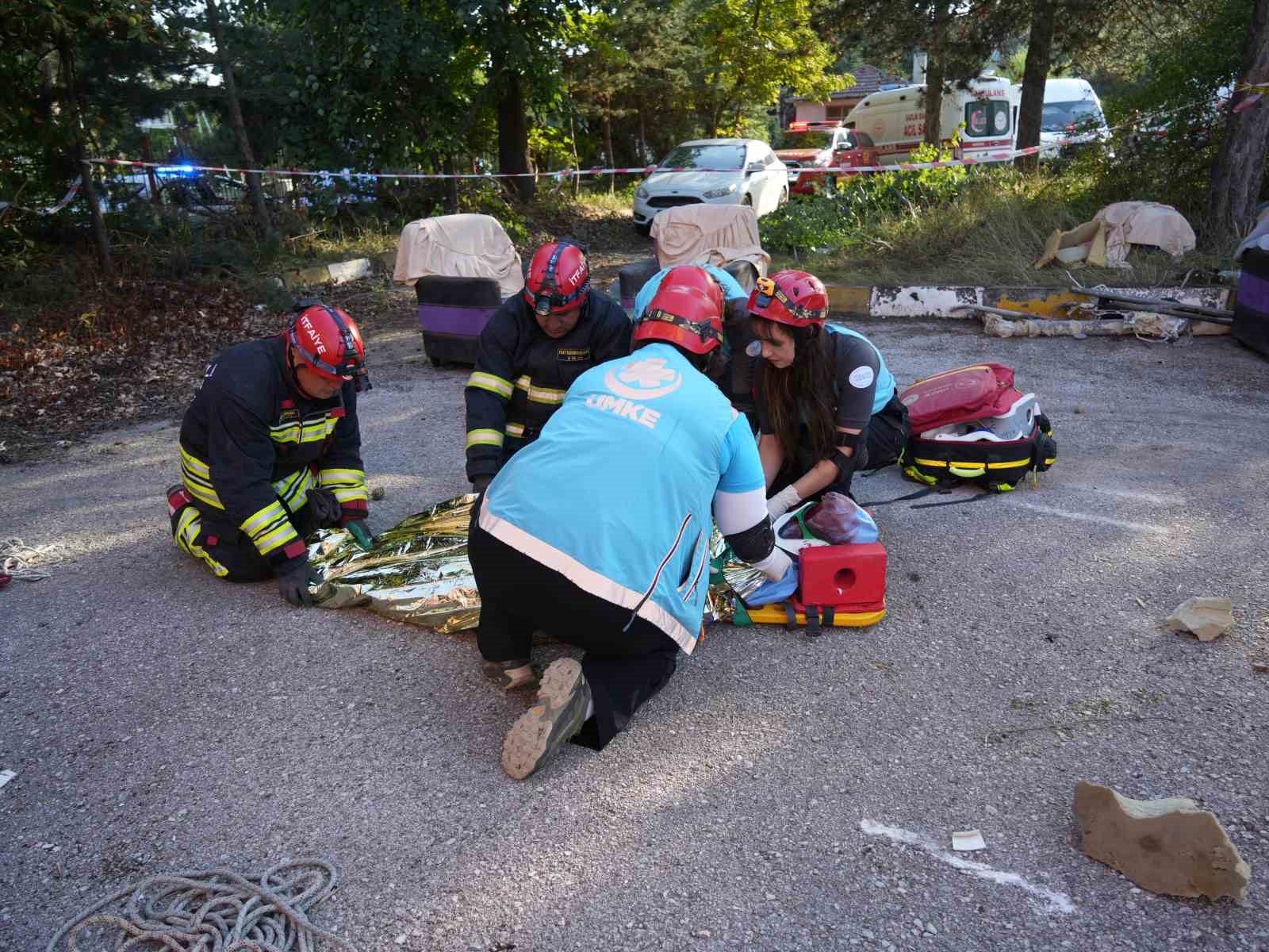 "Habersiz" bina çökmesi tatbikatı gerçeği aratmadı: Ekipler seferber oldu